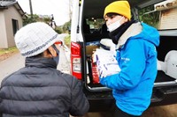 ペット同伴の被災者から話を聞く「ペット支援チーム」スタッフ