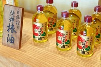 看板商品のつばき油は、自社椿園で収穫した実を、自社工場で搾油しています