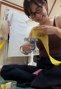 パーツ作りに勤しむkihiroさん。アイデアや指導はすべてお母さまとのこと（kihiro.tさんInstagram動画より）