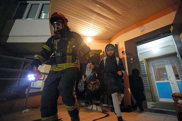 ウクライナ非常事態庁が2月25日、ロシア側の攻撃を受けたキエフの集合住宅の様子として投稿した写真