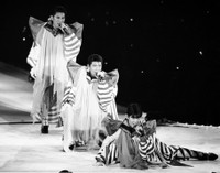 １９８８年１１月２日、東京・代々木第1体育館で開催されたシブがき隊解散コンサートで歌う（左から）本木雅弘、布川敏和、薬丸裕英