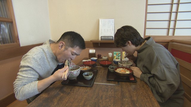 岡山市のそば店　年越しそばを食べる客でにぎわう