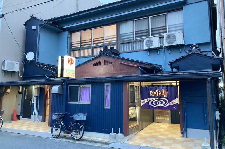 看板の双子姉妹に再会 山口・徳山の文化湯に泊まった夜 | 朝日新聞