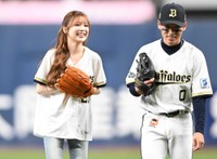 オリックス・渡部遼人(右)に笑顔を見せるMIIHI