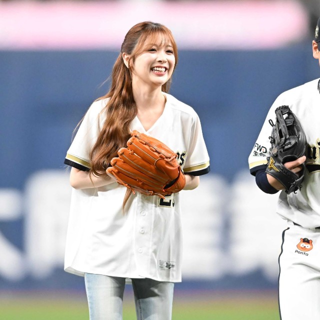 オリックス・渡部遼人(右)に笑顔を見せるMIIHI