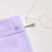 内側からゴムを引き出し、ご自身で縫い止めていただくことで、ウエスト調節ができる。（提供写真）