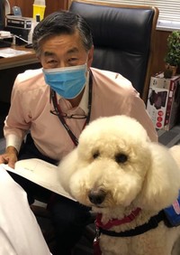 勤務犬の導入に関わった北川学長とモリス（提供写真）