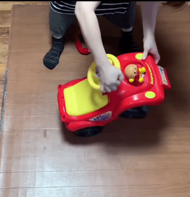 蹴ってすすむアンパンマンの車