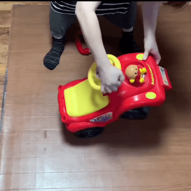 蹴ってすすむアンパンマンの車