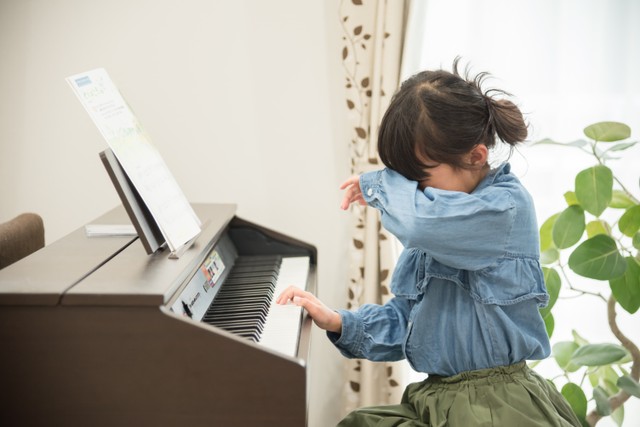 ピアノの練習が嫌で涙… ※画像はイメージです（tatsushi/stock.adobe.com）