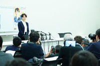 報道陣の前に現れた山尾志桜里氏