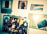 狂邪さんの部屋にはヴィジュアル系バンドの写真やグッズがびっしり（狂邪さん提供）