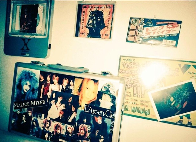 狂邪さんの部屋にはヴィジュアル系バンドの写真やグッズがびっしり（狂邪さん提供）