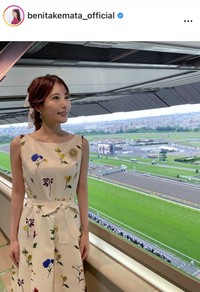 竹俣紅アナウンサーのインスタグラム＠benitakemata_officialより