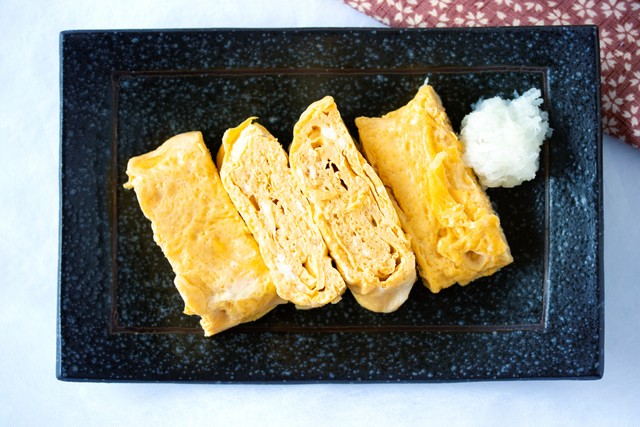 だし巻き卵と大根おろし（HanaPhoto/stock.adobe.com)