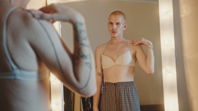 「女性用下着店で採寸してもらった！」と投稿したトランス女性（生物学的男性）の投稿が炎上。生物学的女性が感じる「不安」とは？（procinemastock/stock.adobe.com）※画像はイメージ