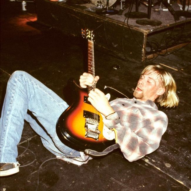 【超絶激レア】カートコバーン　生写真 ギター2本破壊、観客に7度ダイブ…伝説のロックバンド35年前の未公開