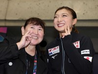 伊藤みどりさん（左）と記念撮影をする坂本花織