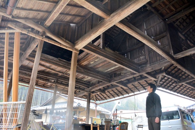 改修費を募る小屋の一つ。住宅と一体となっており、中川地域独特の建築だという（京都市北区）
