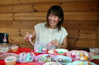 「ちょこみんとたいむ」の店内でポシェットを作る中村さん。子どもも大人も工作を楽しめるワークショップも随時開く（南丹市園部町）
