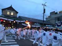 神輿洗式では、大松明も灯される（提供：宮本組、撮影：安田格）