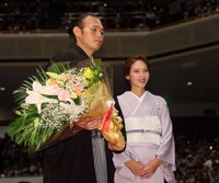 有希奈夫人から花束を贈られる湊川親方（左）＝2025年10月撮影