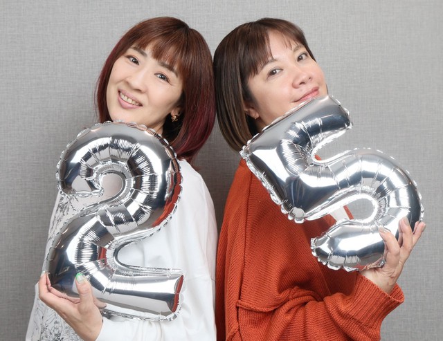 「花＊花」おのまきこ（左）、こじまいづみ＝撮影・石井剣太郎