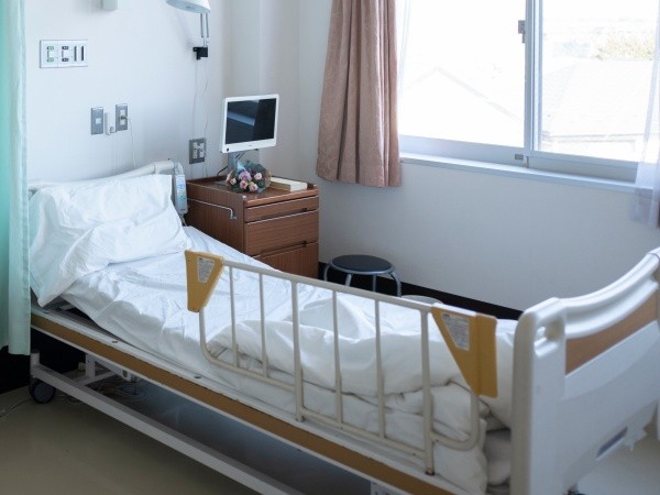 病室に配置されたベッド ※画像はイメージです（Monet:stock.adobe.com）