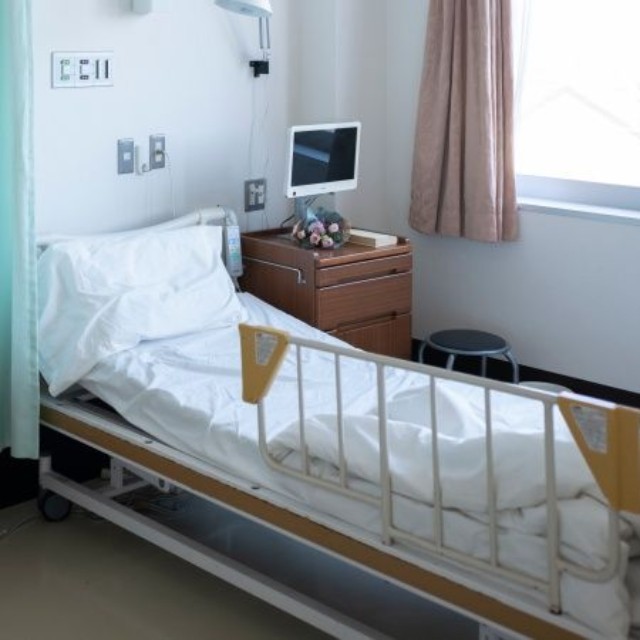 病室に配置されたベッド ※画像はイメージです（Monet:stock.adobe.com）
