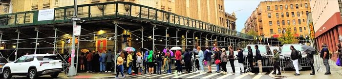 マムダニ氏の集会に詰めかけた人たちが長蛇の列を成していた=2025年10月、ニューヨーク、福田宏樹撮影