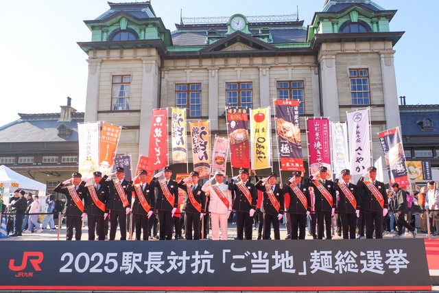 オープニングセレモニーで。決選投票にのぞむ１３駅長