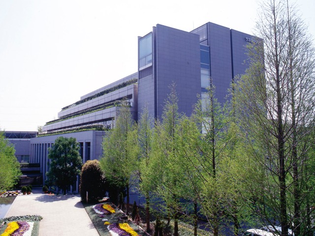 1913年創業の「サカタのタネ」本社外観（サカタのタネ提供）