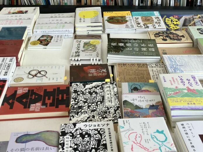 里山社の出版物。奥には閲覧用の蔵書を並べた本棚もある