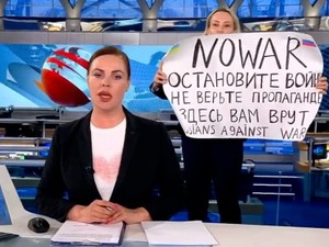 【動画】ロシア国営テレビの生放送に反戦訴える女性、数秒間映り込む