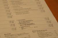 小川珈琲の店舗では、アソバグリのメンバーが生産したコーヒー豆を使ったフェアトレードコーヒーを味わうことができる=2024年10月25日、東京都世田谷区、荒ちひろ撮影