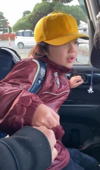 顔を背けながらもグータッチをする、ようた君／投稿主さん提供