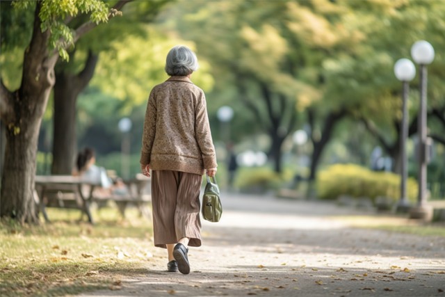母が散歩中に、気になったこととは？　※画像はAIで生成されたイメージです（Liza5450/stock.adobe.com）