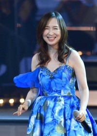 青いドレス姿で(2021年)