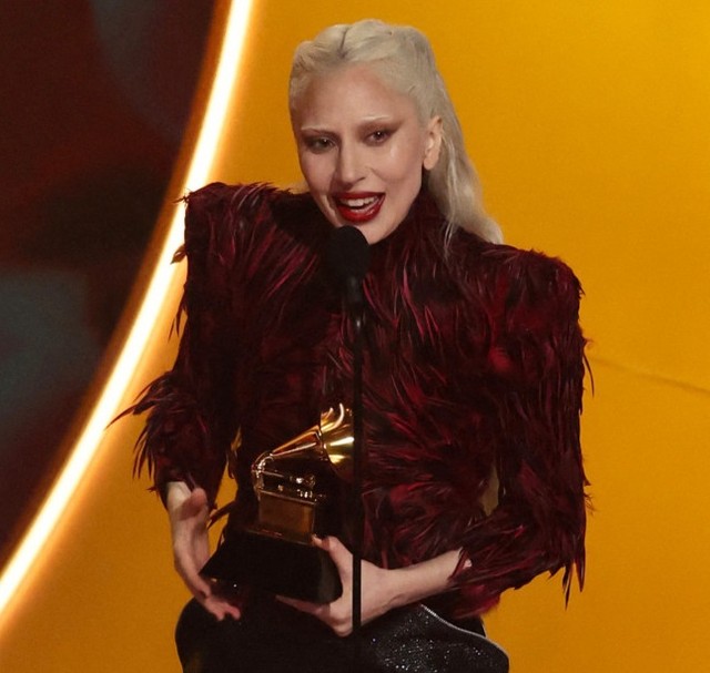 呼吸器感染症で公演を中止したレディー・ガガ