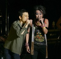 飛び入り参加した甲本ヒロト（左）と歌う忌野清志郎さん＝東京・渋谷パルコ劇場（2005年3月撮影）