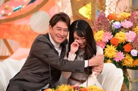 妻を抱き寄せる川崎麻世（左）＝「新婚さんいらっしゃい！」11月16日放送回よりⓒABCテレビ