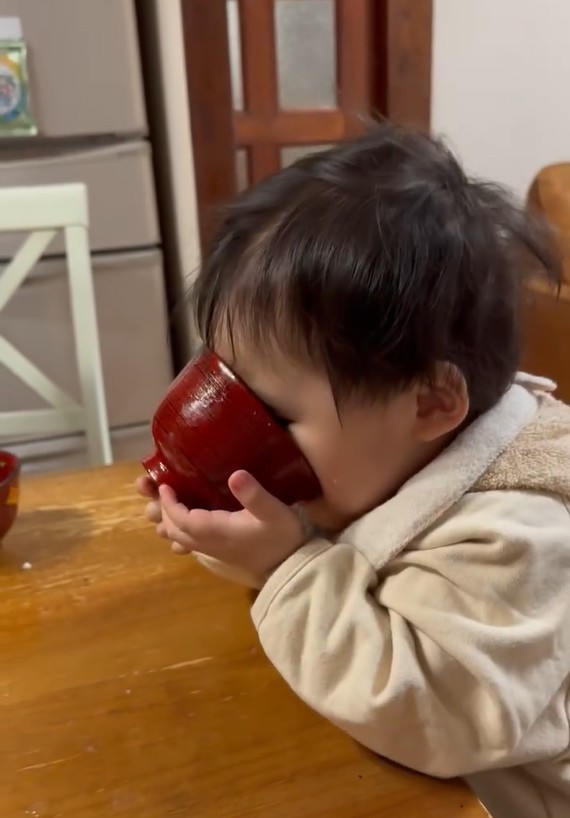 ばぁばが作ってくれたお味噌汁が美味しすぎて様子が…（ona_ona_16_さんThreadsより）