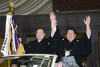 旗手の白鵬(左)と笑顔でバンザイする旭天鵬