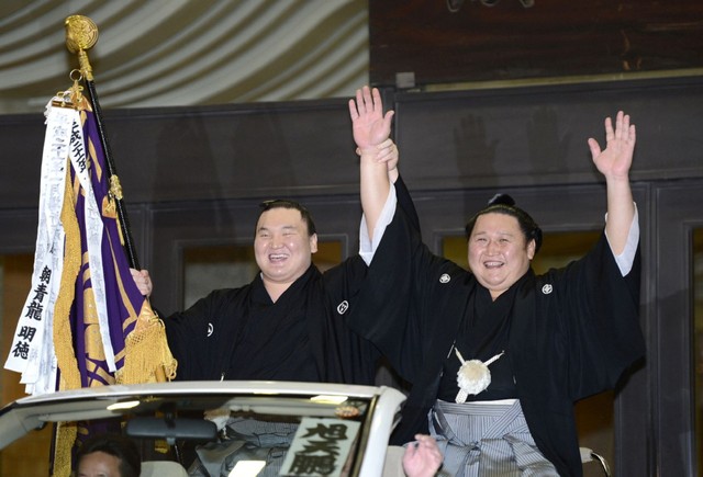 旗手の白鵬(左)と笑顔でバンザイする旭天鵬