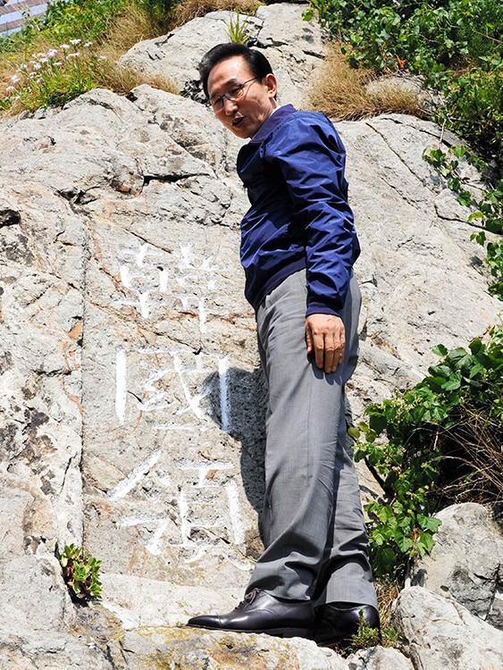 【写真】2012年、竹島に上陸した李明博大統領:朝日新聞GLOBE+