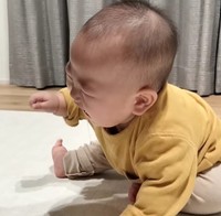 笑いすぎて、座っていられないちけ君（提供：＠___bebita0509さん）