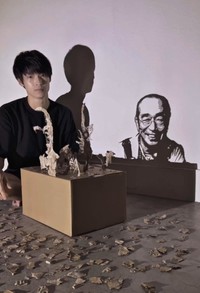 普段は、“ダンボール影アート”を手掛ける人気クリエーターの黒主さん（黒主さん提供、Xよりキャプチャ撮影）
