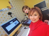 浜田ブリトニー（手前）に「AIでの絵の描き方」を教えていたという榎本由美さん（浜田ブリトニーの公式Ｘ　@bri47haより）