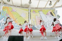 リリースイベントを行ったJuice=Juiceの11人＝千葉・イオンモール幕張新都心「グランドスクエア」