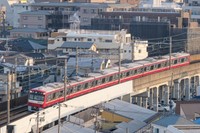 上大岡の市街地をバックに走る電車※画像はイメージです（y.tanaka/stock.adobe.com）

